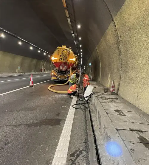 枞阳隧道排水渠清淤